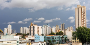 Risco de vendaval em Cuiabá coloca Defesa Civil em alerta