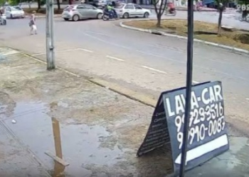 Vídeo: Mulher é atropelada por motocicleta e morre
