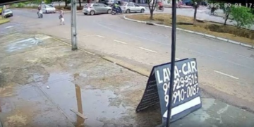 Vídeo: Mulher é atropelada por motocicleta e morre