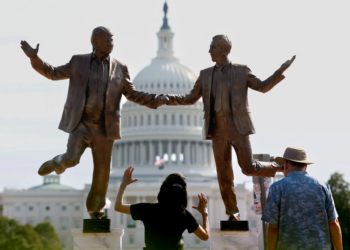 Estátua de Trump e Epstein de mãos dadas aparece em frente à sede do Congresso dos EUA; VÍDEO
