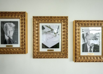 Governo Trump ironiza Biden e põe 'caneta automática' representando ex-presidente em galeria na Casa Branca; VÍDEO