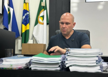 Abilio apresenta dossiê contra empresa de estacionamento rotativo em Cuiabá