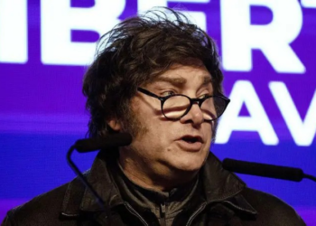 Por que Milei precisou pedir ajuda aos EUA para lidar com crise econômica na Argentina?