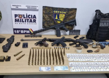 Operação na fronteira apreende cocaína, supermaconha, armas e dólares; dois são presos