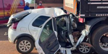 Homem bate carro em traseira de carreta estacionada e morre