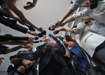 Acima da lei? Ministros do STF violam a legislação ao comentar processos em andamento