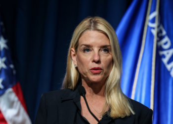 Governo Trump enviará agentes do Departamento de Justiça para instalações federais de imigração