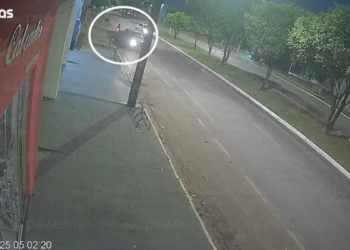VÍDEO – Motorista dá ré, atropela idosa e foge