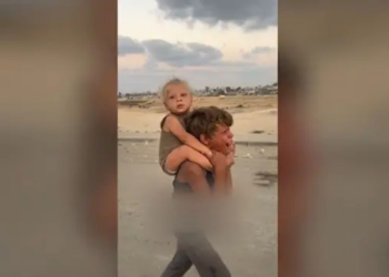 A história por trás do vídeo viral de menino palestino carregando irmãozinho nas costas
