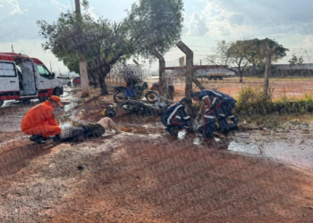 Carro invade contramão, acerta moto e mata mulher; veja vídeo