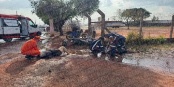 Carro invade contramão, acerta moto e mata mulher; veja vídeo