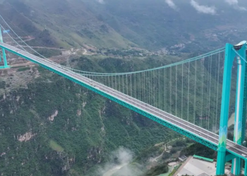 Ponte mais alta do mundo é inaugurada na China