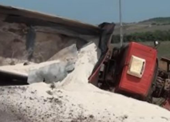 Caminhão tomba e motorista morre na MT-020