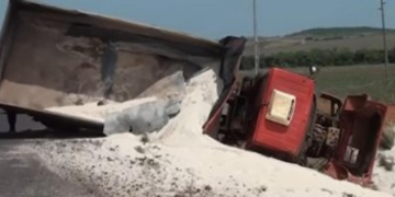 Caminhão tomba e motorista morre na MT-020