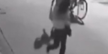 VÍDEO – Adolescente de 13 anos, com 20 passagens pela polícia, chora em surpresa na escola antes de ser morto