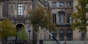 Cinco novos suspeitos de participação no roubo do Louvre são presos em Paris
