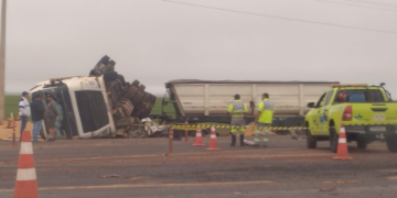 Batida entre carretas mata motorista na BR-163; veja vídeo