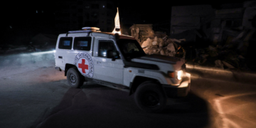 Hamas entrega mais dois corpos de reféns, os primeiros após nova violação de cessar-fogo por Israel