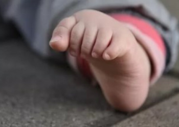 Pai é acusado de agredir bebê e bater cabeça da criança na parede