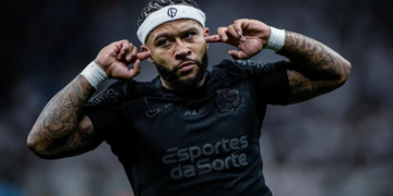 Mulher diz estar grávida de Memphis Depay e revela sumiço do jogador