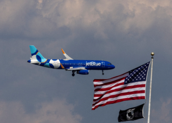 Avião faz pouso de emergência na Flórida após perda súbita de altitude; passageiros ficam feridos