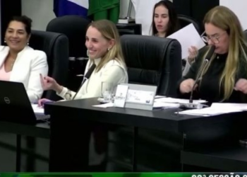 Vereadora mostra dedo do meio a colega durante sessão; veja vídeo