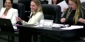 Vereadora mostra dedo do meio a colega durante sessão; veja vídeo