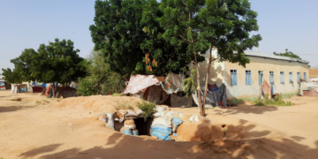 É #FAKE foto de mãe abraçando filho antes de suposta execução no Sudão; cena foi criada com IA do Google
