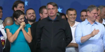 Bolsonaro sinaliza aval à candidatura de Tarcísio