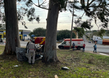 Homem morre após cruzar Avenida Brasil e capotar veículo em Apucarana