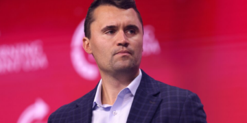 Site feminista contratou bruxas para amaldiçoar Charlie Kirk dias antes de ataque