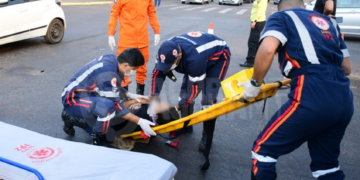 Motorista de caminhonete fura sinal vermelho e atropela grávida