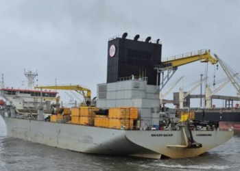 Draga usada em Camboriú chega a SC para obra na baía da Babitonga