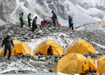 A corrida contra o tempo para resgatar mais de 200 pessoas presas no Monte Everest