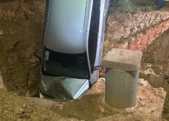 Mulher cai com Volvo em buraco de obras em Cuiabá