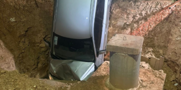 Mulher cai com Volvo em buraco de obras em Cuiabá