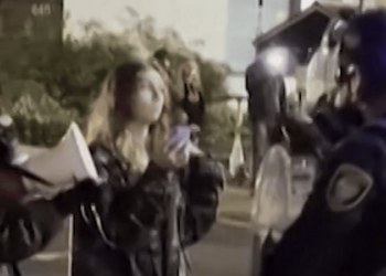 Agente federal dos EUA joga spray de pimenta no rosto de manifestante em Portland; VÍDEO