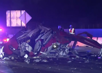 Helicóptero cai em rodovia na capital da Califórnia