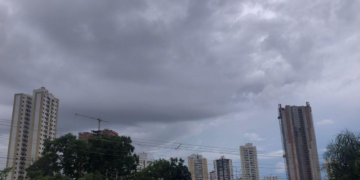 Frente fria chega e temperatura despenca em Cuiabá; semana será de chuva