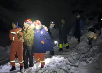 Alpinistas são resgatados após ficarem presos em nevasca no Everest