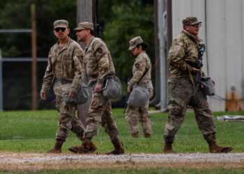 Tropas de Trump chegam a Chicago; escalada de tensões tem troca de insultos e restrições a agentes de imigração