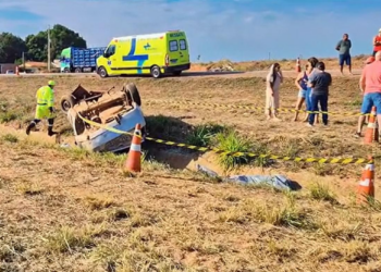 Capotamento deixa uma pessoa morta e outra gravemente ferida na BR-364, em São Pedro da Cipa