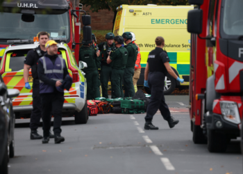 Homem atropela e esfaqueia pessoas em frente a sinagoga de Manchester; 4 ficam feridos