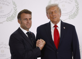 Até o presidente da Fifa: autoridades mundiais fazem fila para tirar foto com Trump, que sorri com todos — menos com Macron