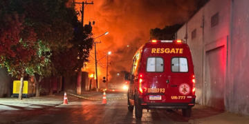 Empresa de reciclagem em Cuiabá fica destruída após ser atingida por fogo