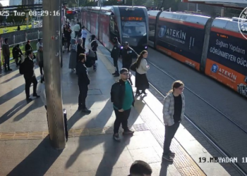 VÍDEO: mulher é salva 'por um triz' de ser atropelada por trem na Turquia