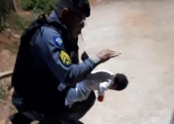 VÍDEO: Policiais salvam recém-nascida engasgada com leite materno