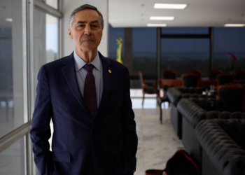 Lula assina aposentadoria de Barroso, que deixará STF no sábado (18)