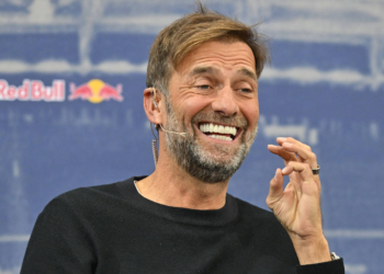 Jürgen Klopp não está mais à beira do campo, mas ainda molda o esporte