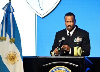 Quem é Alvin Holsey, o comandante que questionou bombardeios dos EUA e saiu em meio à escalada na Venezuela